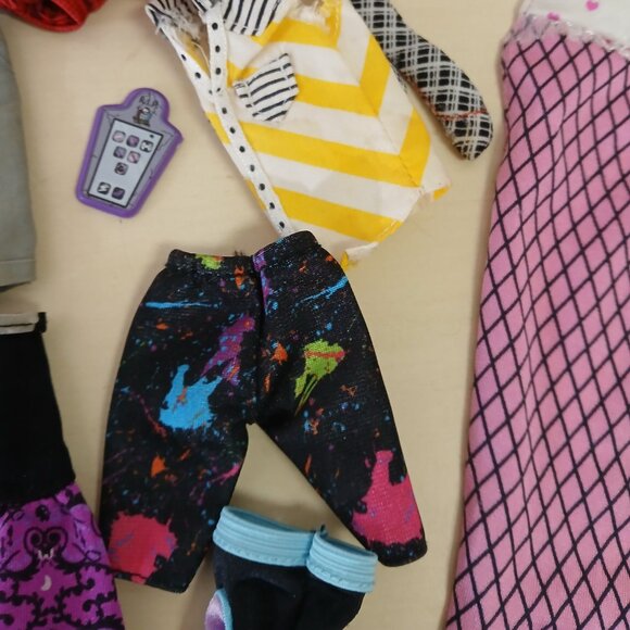 Assorted Monster High clothing and accessories - Picture 13 of 14